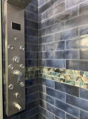 Shower, hair dryer, towels, toilet paper - Bayou on the Bay (Stevensville)