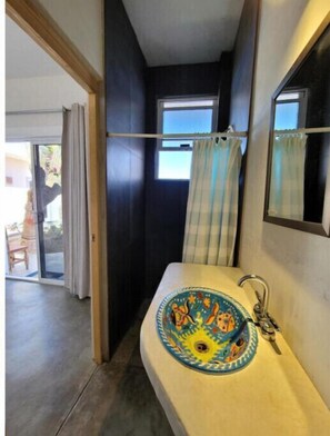 Dusj, håndklær og toalettpapir