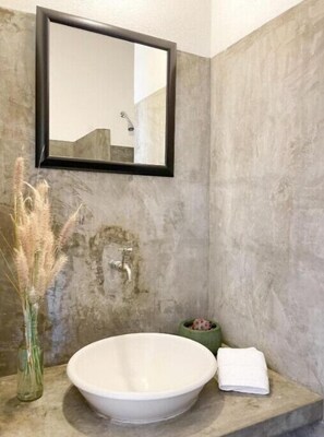Douche, serviettes fournies, papier de toilette