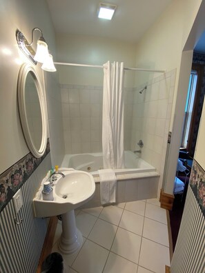 Superior Room, 1 King Bed | Bathroom | Towels - Decker Hotel & Bar (Maquoketa)