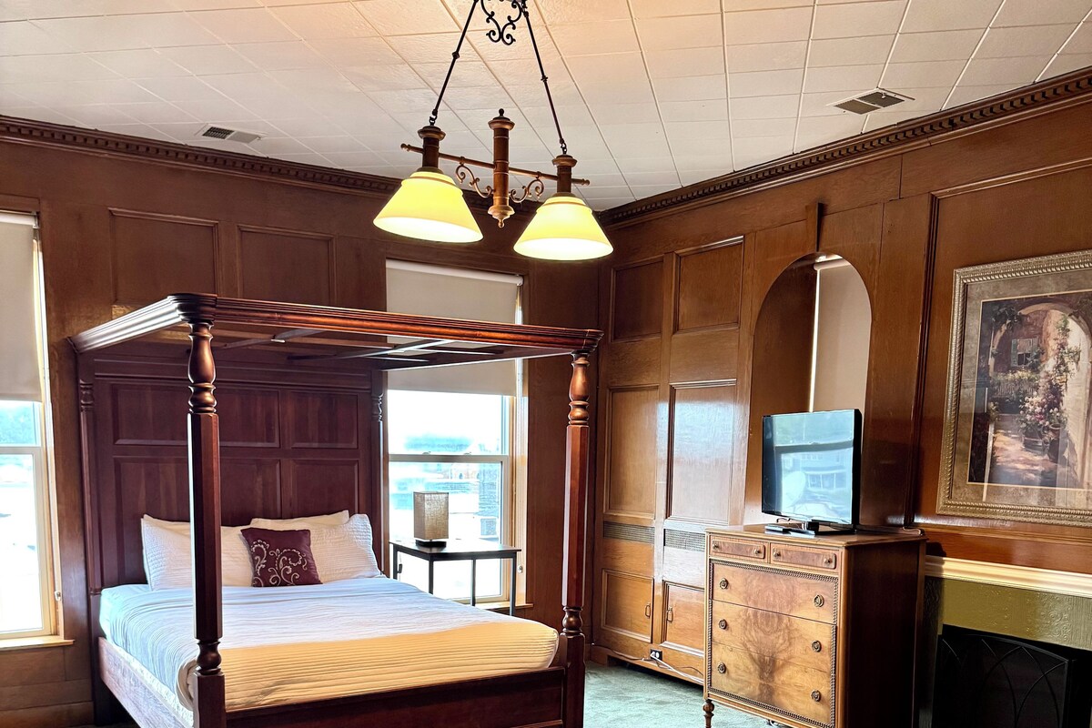 Premium Suite, 1 Queen Bed, City View | Premium bedding, down comforters, Select Comfort beds, WiFi (free)