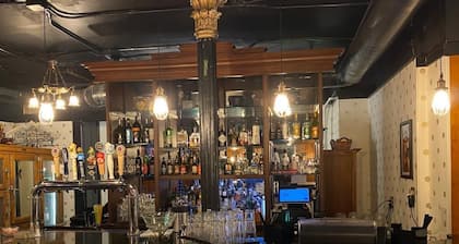 Decker Hotel & Bar