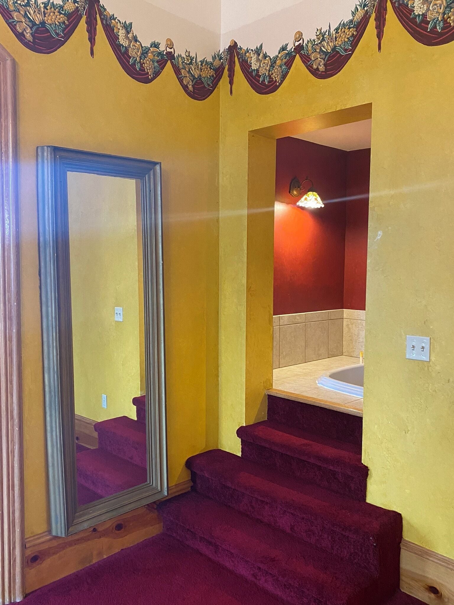 Presidential Room, 1 King Bed, City View | Bathroom | Towels