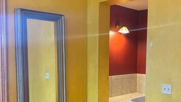 Habitación presidencial, 1 cama King size, vista a la ciudad | Baño | Toallas