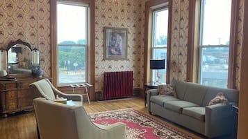 Presidential Room, 1 King Bed, City View | Living area