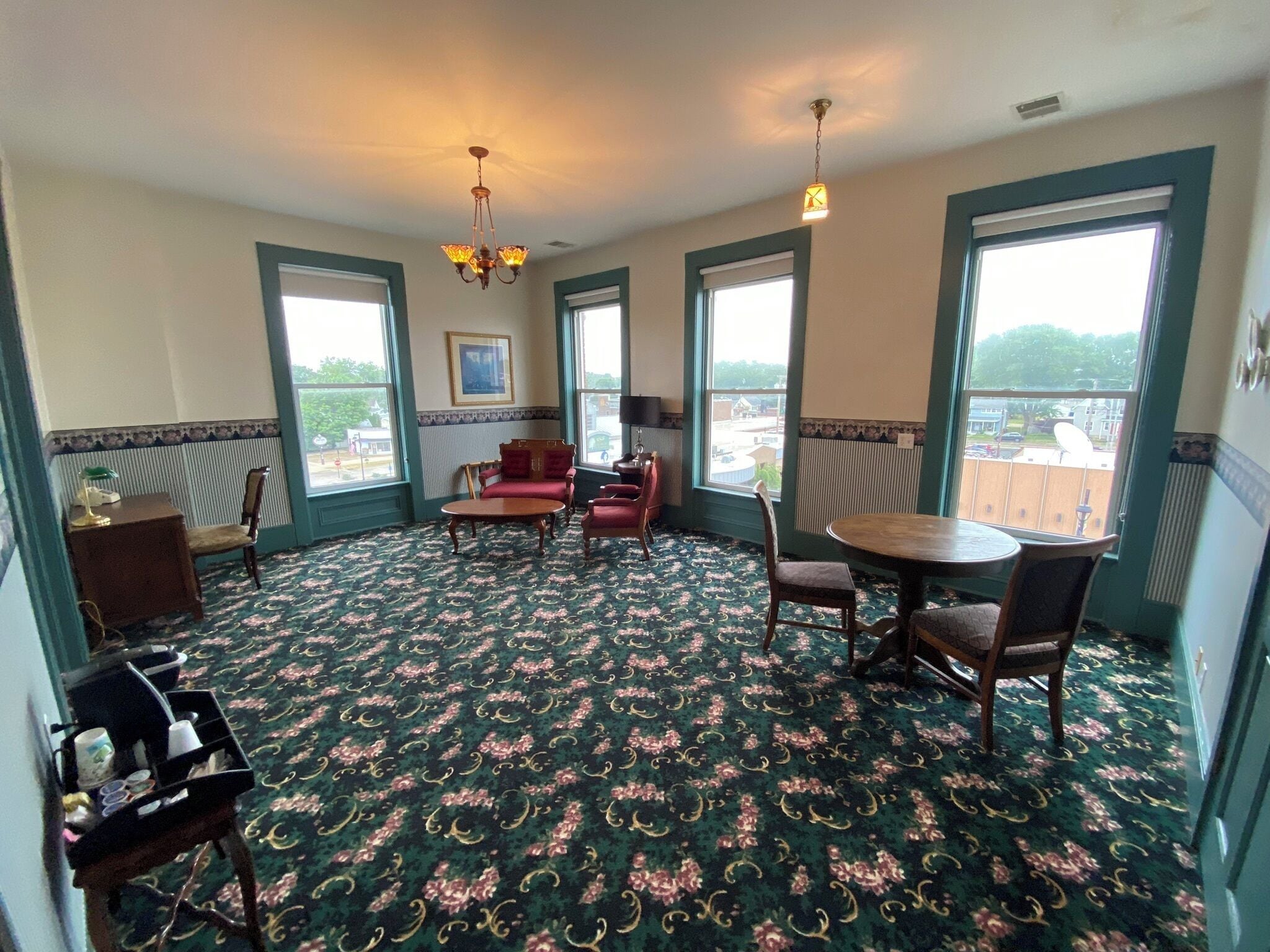 Chambre supérieure, 1 très grand lit | Aire de séjour | Téléviseur connecté