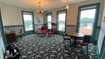 Chambre supérieure, 1 très grand lit | Aire de séjour | Téléviseur connecté