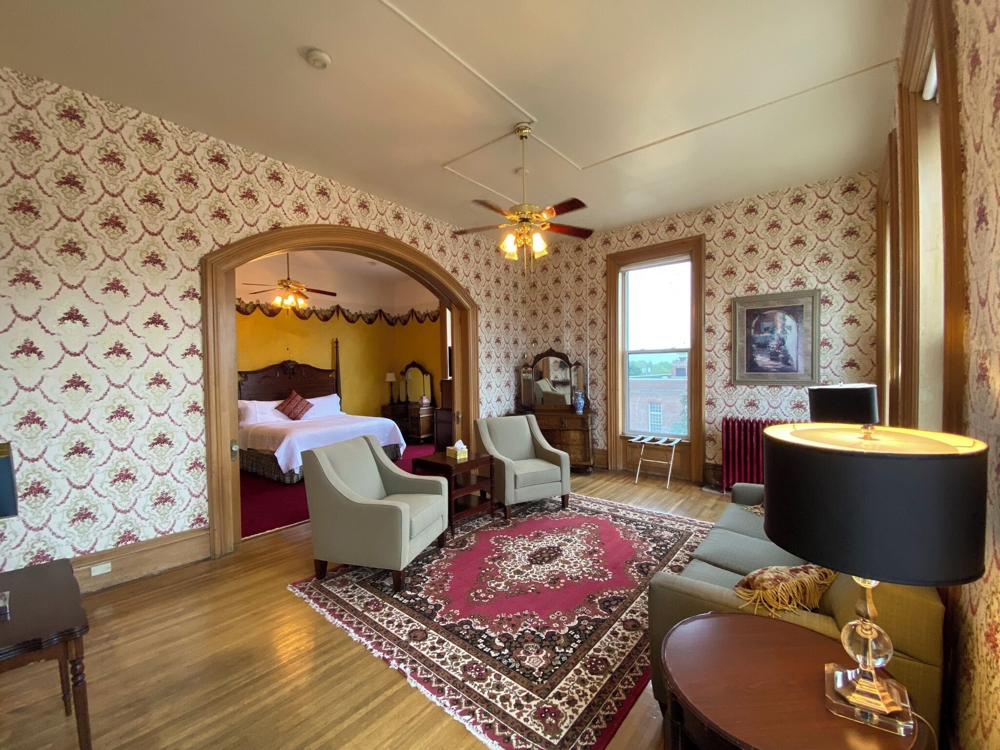 Chambre présidentielle, 1 très grand lit, vue sur la ville | Aire de séjour | Téléviseur connecté