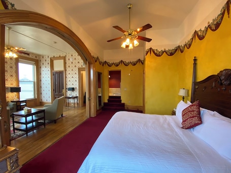 Habitación presidencial, 1 cama de matrimonio grande, vistas a la ciudad | Ropa de cama de alta calidad y edredones de plumas. Decker Hotel & Bar