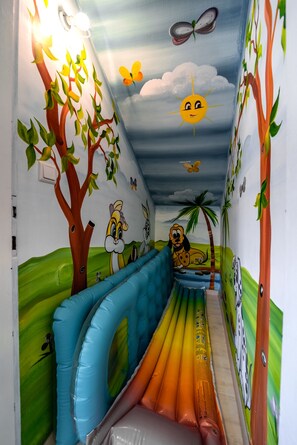 Children's play area - indoor - Spacious 4BD House w Pool in Hezliya (Herzliya)