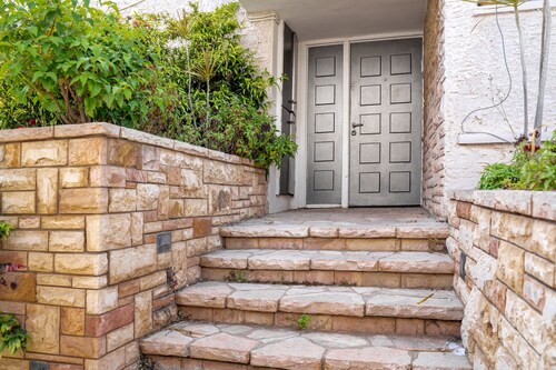 Spacious 4BD House w Pool in Hezliya