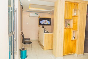 1 habitación, sistema de insonorización y tabla de planchar con plancha