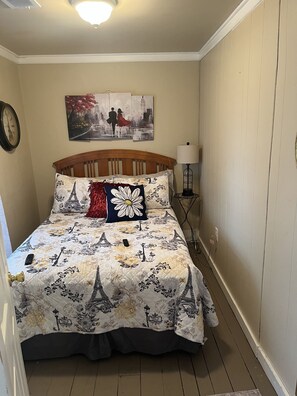 4 bedrooms, desk, iron/ironing board, free WiFi