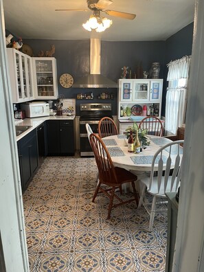 Fridge, microwave, oven, stovetop - AMAZING Location- Skiing nearby, HOT TUB, TV & HUGE Deck! Country Charm inside! (Luray)