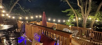 AMAZING Location- Skiing nearby, HOT TUB, TV & HUGE Deck! Country Charm inside!