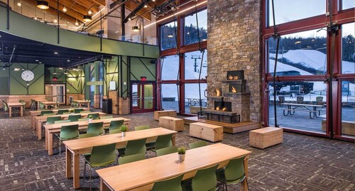 Modern Mount Snow Gnarvana - Walk to Lodge & Lifts, Balcony, Loft