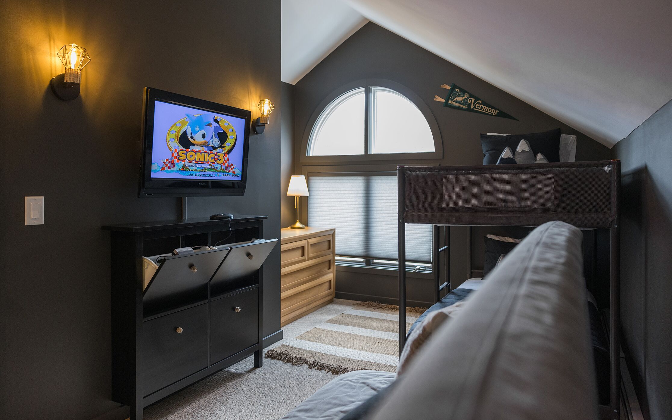 2 soverom, skrivebord, strykejern/-brett og wi-fi (inkludert)