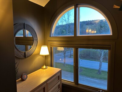 Modern Mount Snow Gnarvana - Balcony/Pet-Friendly/Walk to Lifts & Lodge