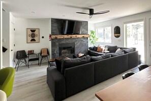 Een smart-tv, videogames en een stereo