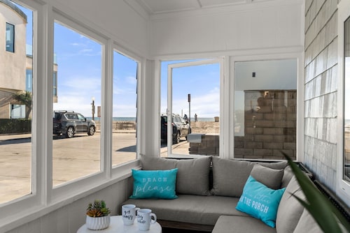 Newly Updated! - Oceanview Sea Gem Cottage- Bikes/ Boards,10 sec walk to beach