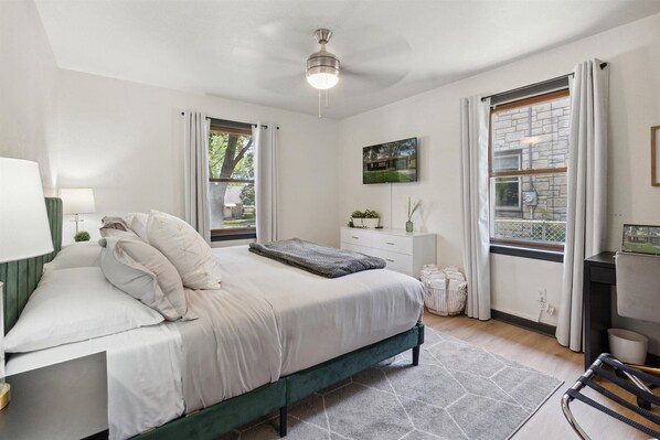 3 soverom, skrivebord, strykejern/-brett og reiseseng for barn