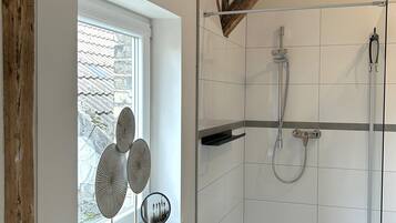 Dusche, Haartrockner, Handtücher, Seife