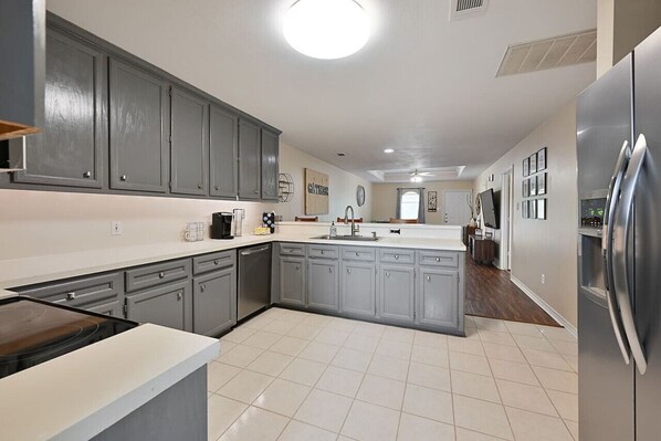 ثلاجة، ميكروويف، موقد طهي مسطح، غسالة أطباق