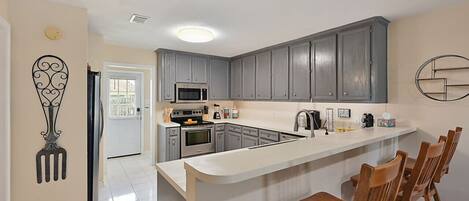 Fridge, microwave, stovetop, dishwasher