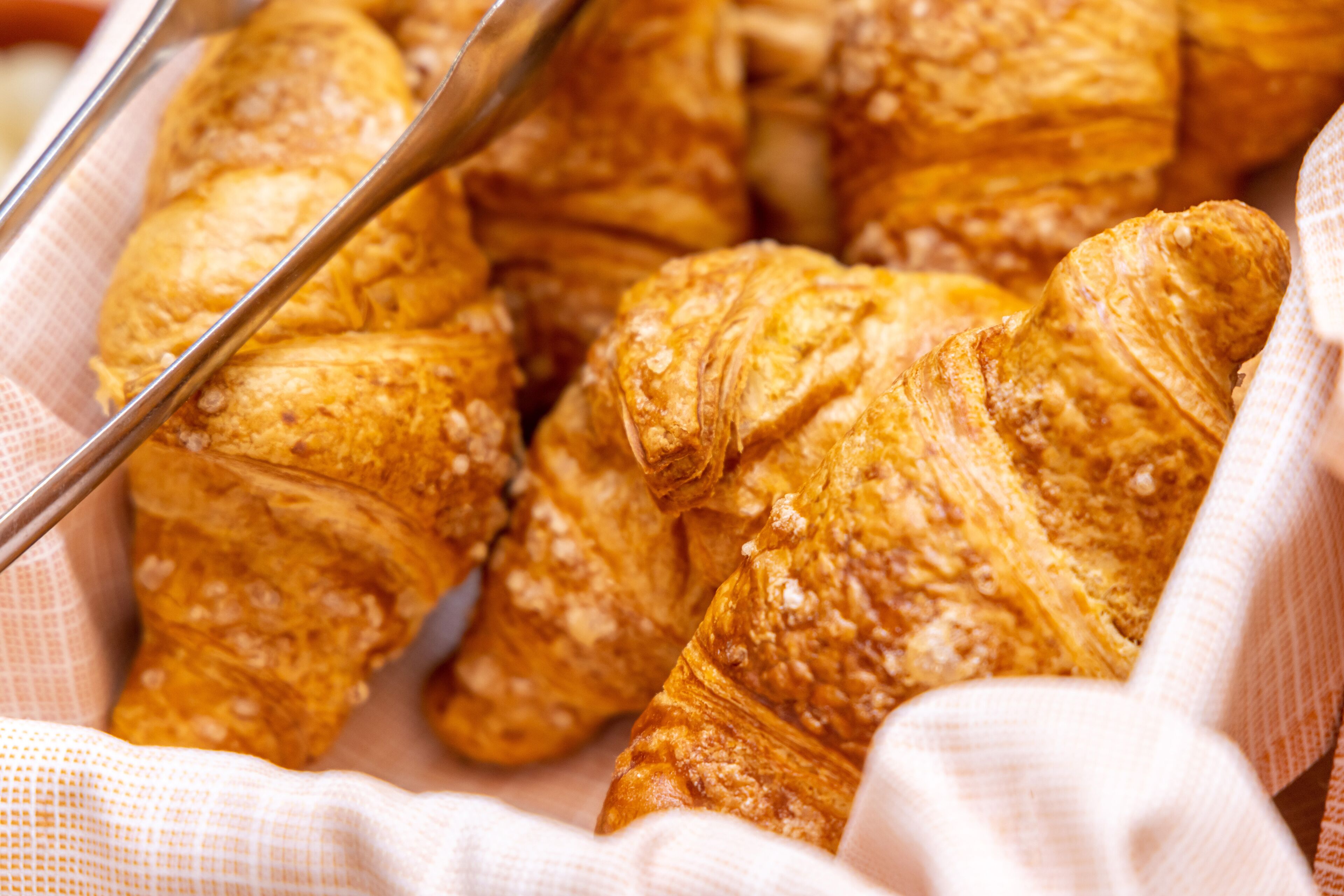 Ein Korb mit Croissants.