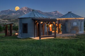 Exterior - Macy's Muse Log Cabin (Paonia)