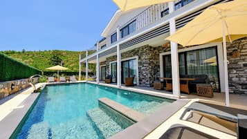 Outdoor pool, sun loungers