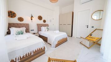 4 bedrooms, iron/ironing board, WiFi, bed sheets