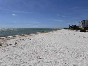 Beach nearby - Go to the beach from expansive heated pool home (Fort Myers Beach)