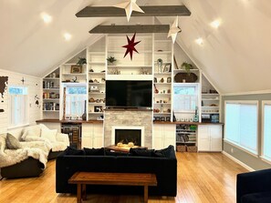Smart-TV, Videospiele, Tischfußball, Bücher