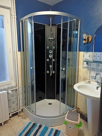 Soap, toilet paper. Appartement en Bresse Bourguignonne