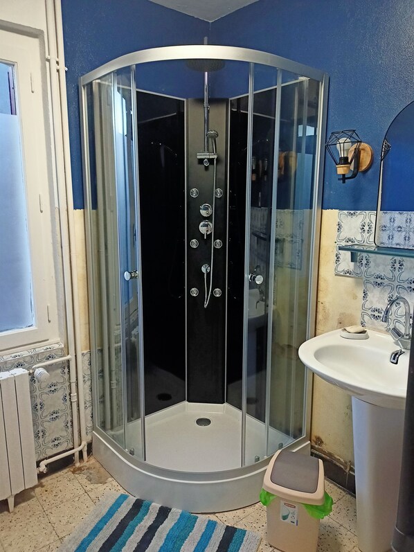 Jabón y papel de baño 