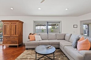 Smart TV, fireplace, ping pong - Spacious Scottsdale Family Friendly Oasis - Close to Kierland & Desert Ridge (Scottsdale)