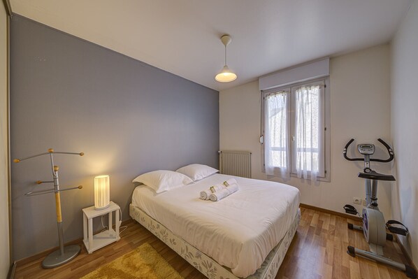 2 habitaciones, tabla de planchar con plancha, wifi y ropa de cama 