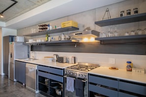 Apartamento (1 Bedroom) | Cozinha privada | Geladeira grande, micro-ondas, fogão, lava-louças