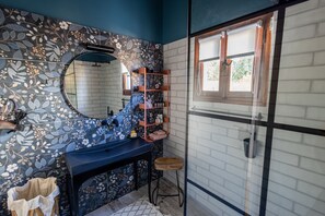 Ferienhaus | Badezimmer | Badewanne und Dusche (separat), Komfortbadewanne, Haartrockner