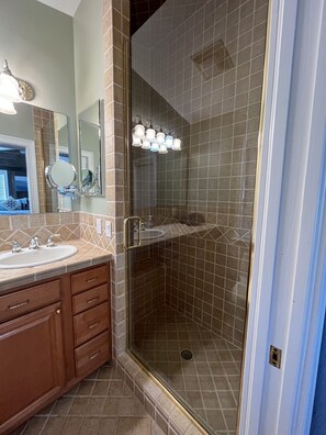 Shower, jetted bath, hair dryer, towels