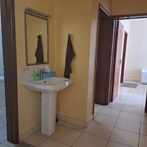 Dusche, Handtücher, Seife, Toilettenpapier