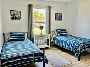 3 habitaciones, escritorio y tabla de planchar con plancha 