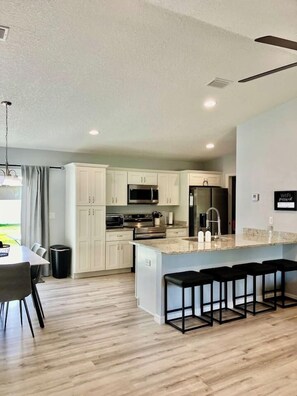 冰箱、微波炉、烤箱、炉灶