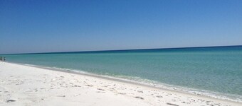 Spacious 3rd floor condo with views of Gulf and the Bay-TT3F