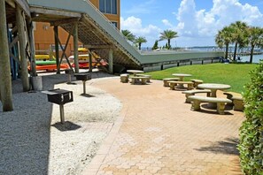 Outdoor dining - Gulf & Bay Views: Sleeps 6 in 3BR, 2BA Condo-TT3F (Pensacola Beach)
