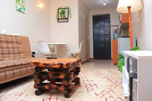 Estudi | Cuina privada | Frigorífic, microones, forn i placa de cuina 