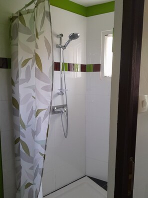 Douche, sĂšche-cheveux, serviettes fournies, papier toilette