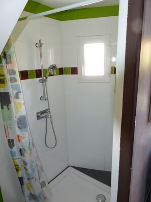 Dusche, Haartrockner, Handtücher, Toilettenpapier