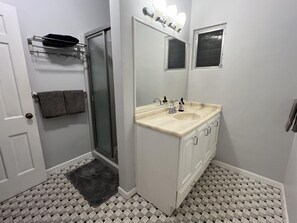 Doccia, asciugacapelli, asciugamani, sapone